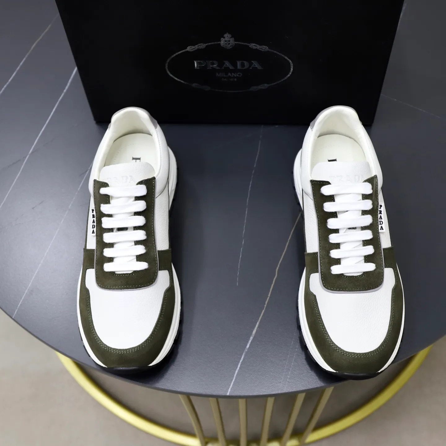 Factory price: 740💰Top original order Brand: PRADA (Prada) Standard code: Men's size 38/44 (45 can be customized) Grade: Same as the official website Material: Original cowhide stitching imported cowhide lining Original combination two-color wear-resistant soft outsole Style category: Leisure and sports version Young fashion European and American trend British style Color: Real picture color